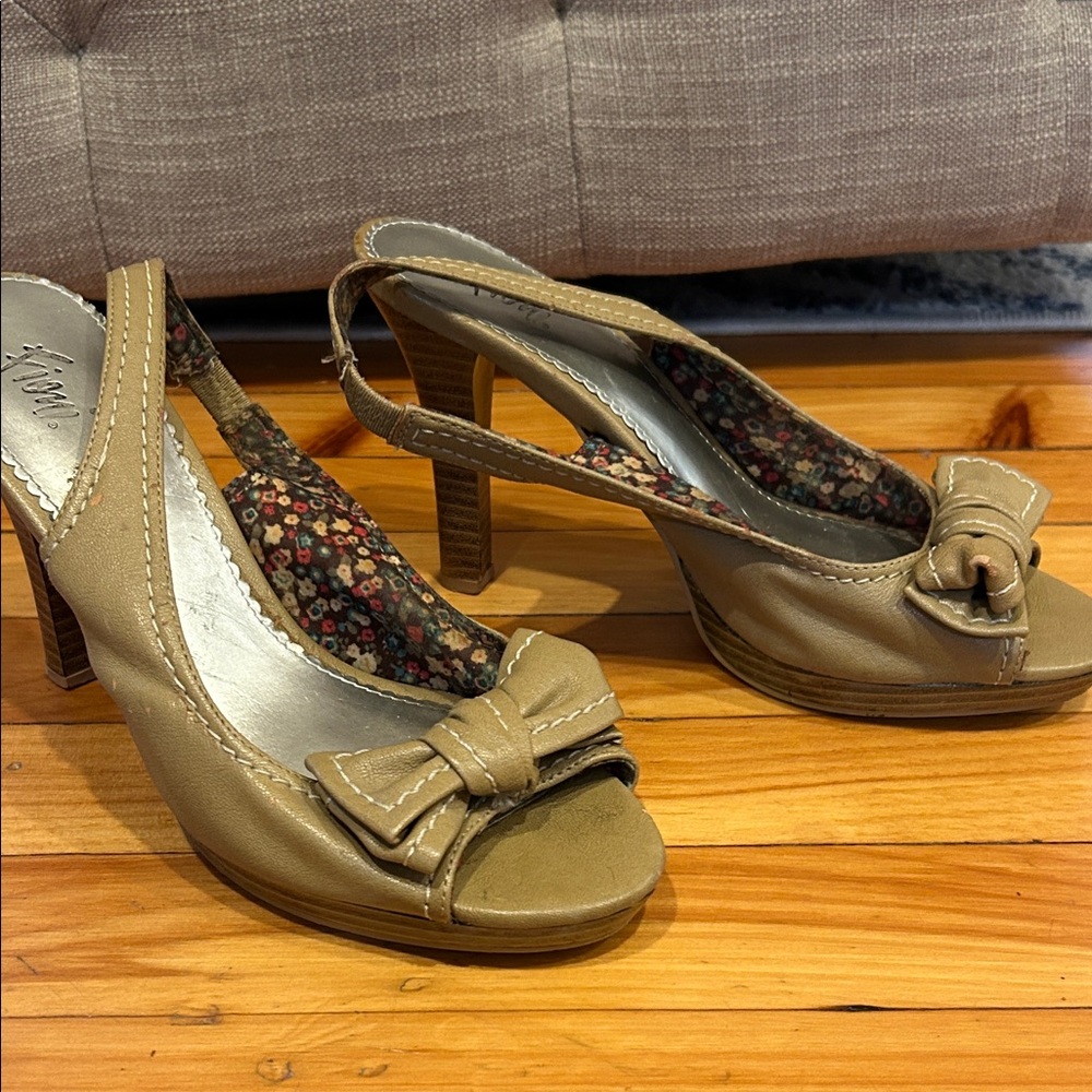 Slingback Peep-Toe Heels with Bow in Tan